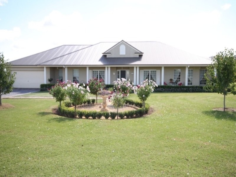 2 Sequoia  Drive, Tamworth NSW 2340
