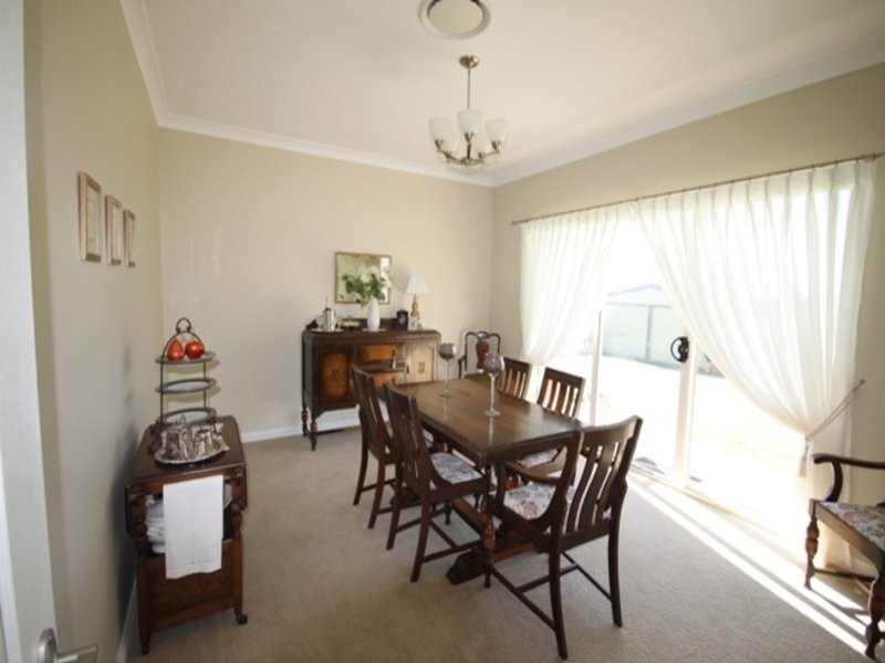 2 Sequoia  Drive, Tamworth NSW 2340