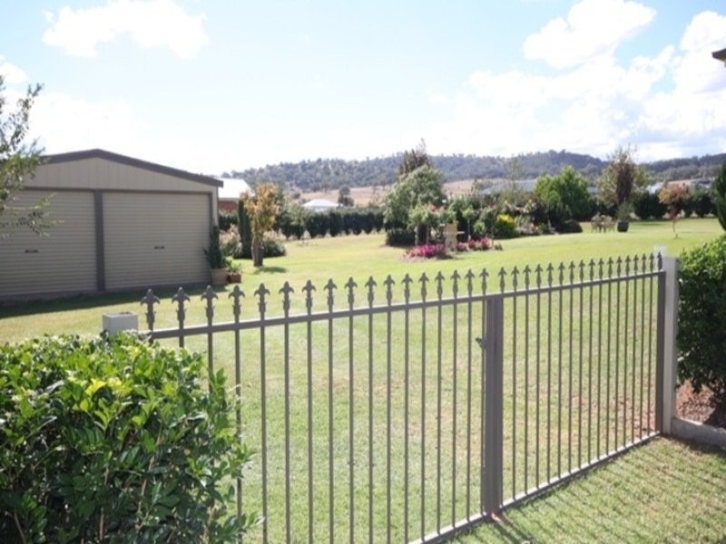 2 Sequoia  Drive, Tamworth NSW 2340