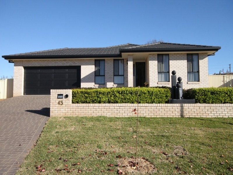 43 Peregrine Avenue, Tamworth NSW 2340
