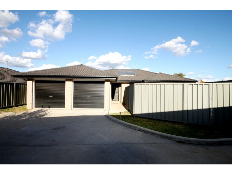 2/12 Wren Close, Tamworth NSW 2340