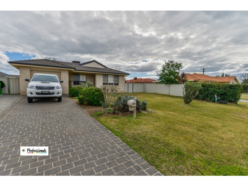 4 Giles Place, Tamworth NSW 2340