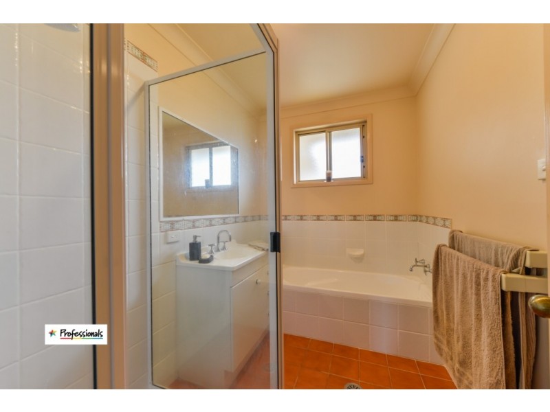 4 Giles Place, Tamworth NSW 2340