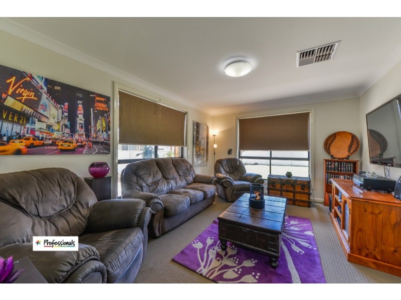 19 Carnegie Place, Tamworth NSW 2340