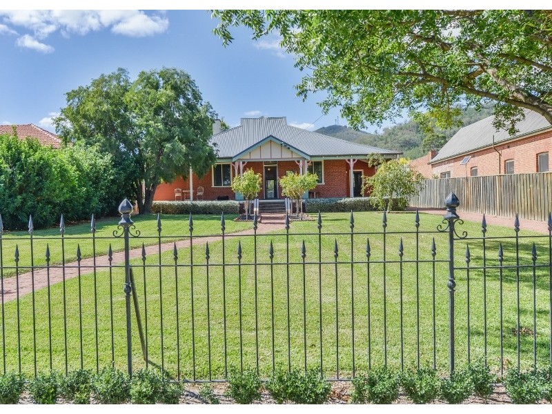 64 Napier Street, Tamworth NSW 2340