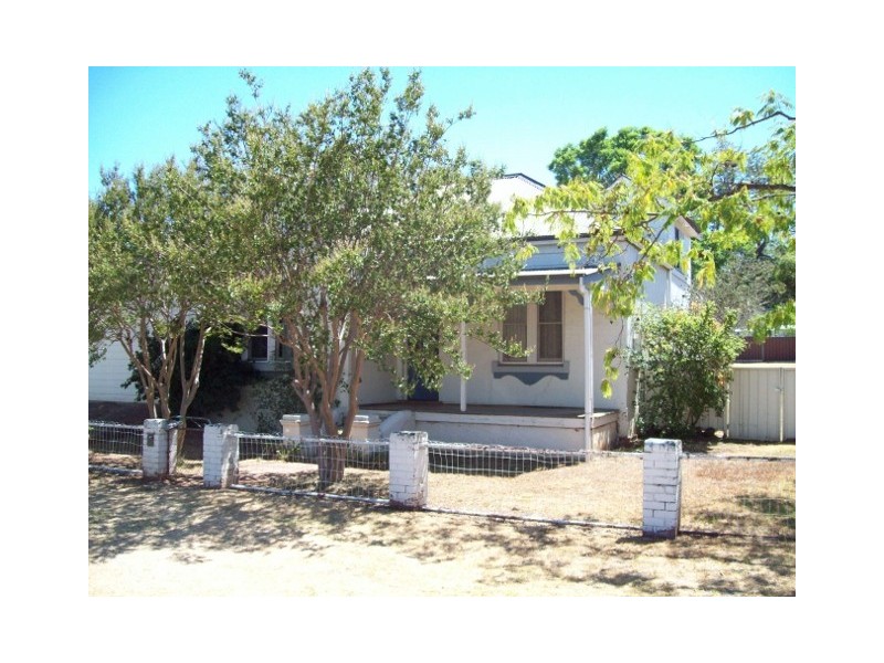 8 Raglan Street, Tamworth NSW 2340