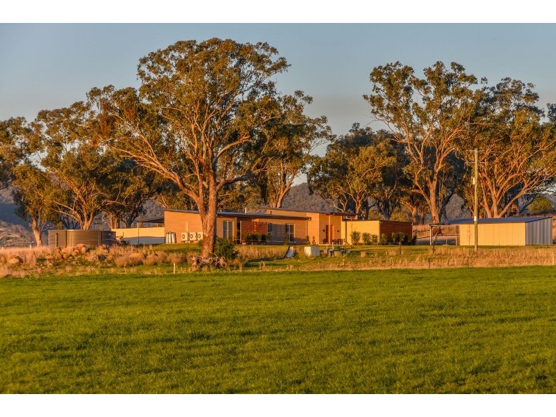 1234 Manilla Road, Tamworth NSW 2340