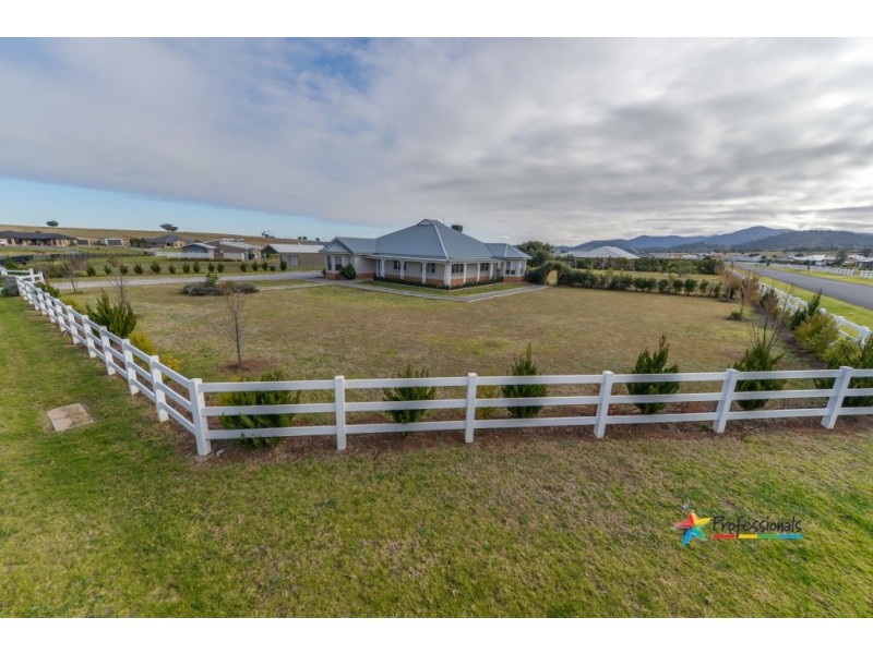 8 Sequoia Dr, Tamworth NSW 2340
