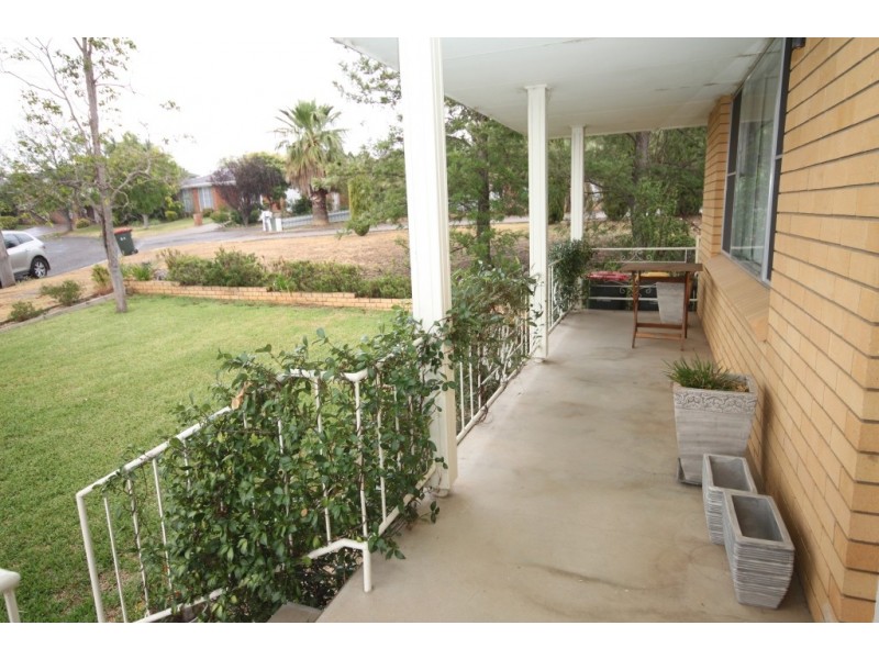 25 Minnamurra Cres, Tamworth NSW 2340