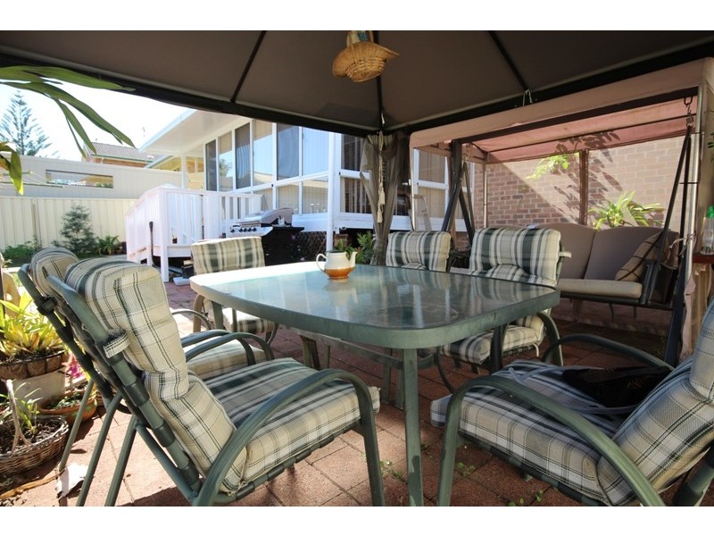 6 Laurina Close, Old Bar NSW 2430