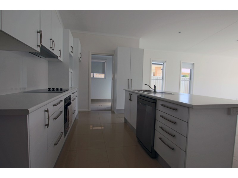 4 Laguna Court, Black Head NSW 2430