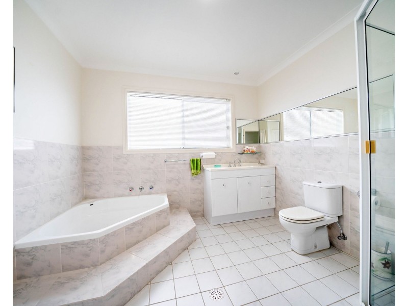 9 Grandis Parade, Taree NSW 2430
