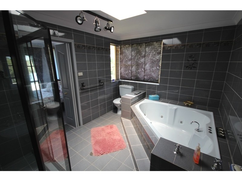 8 Ochiltree Place, Taree NSW 2430