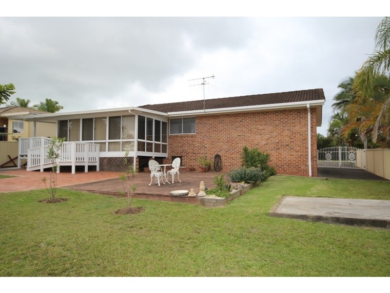 6 Laurina Close, Old Bar NSW 2430