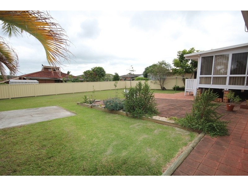 6 Laurina Close, Old Bar NSW 2430