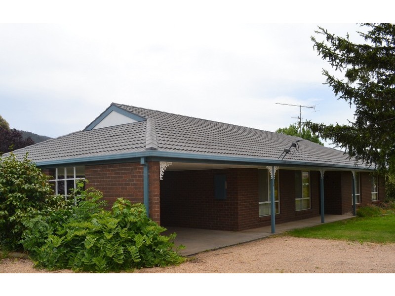 92 Day Avenue, Omeo VIC 3898