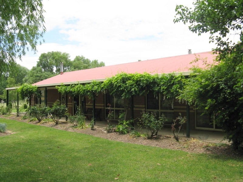 52 Omeo Valley Road, Omeo VIC 3898