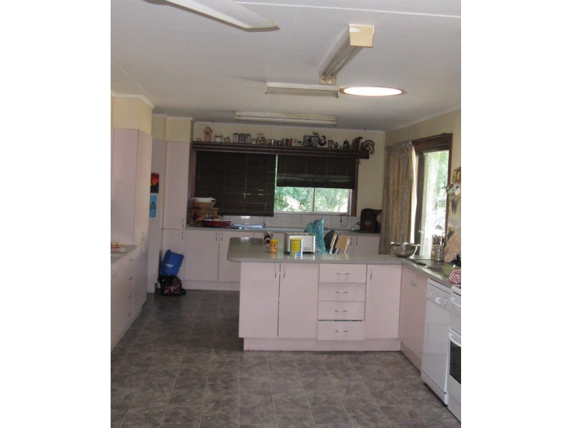 83 Weirs Lane, Hinnomunjie VIC 3898