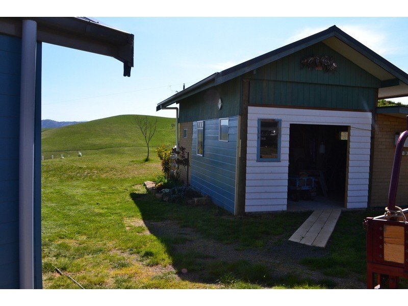 1015 Benambra Road, Hinnomunjie VIC 3898