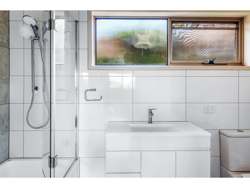 67 Capes Road, Lakes Entrance VIC 3909