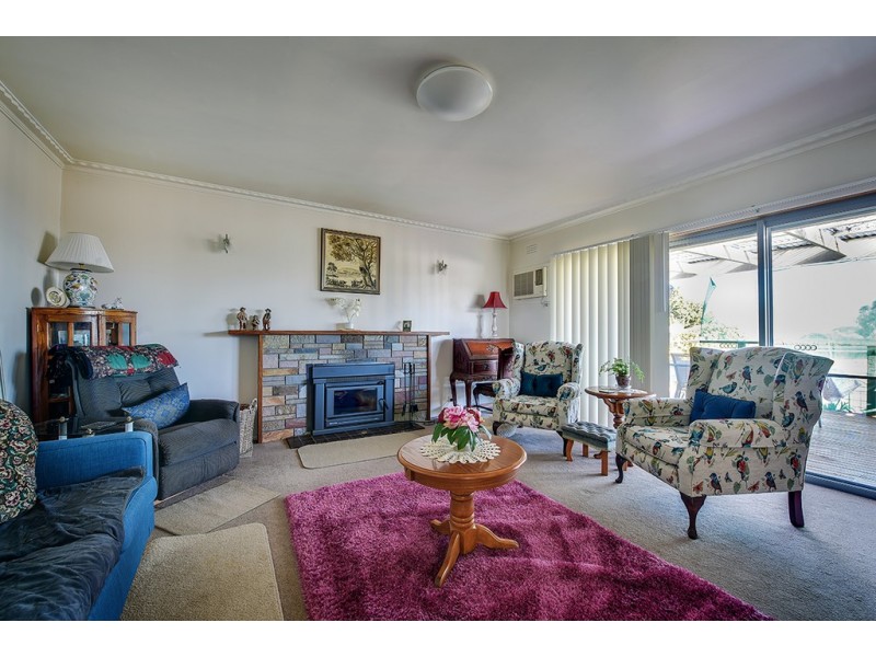 15 Capes Road, Lakes Entrance VIC 3909