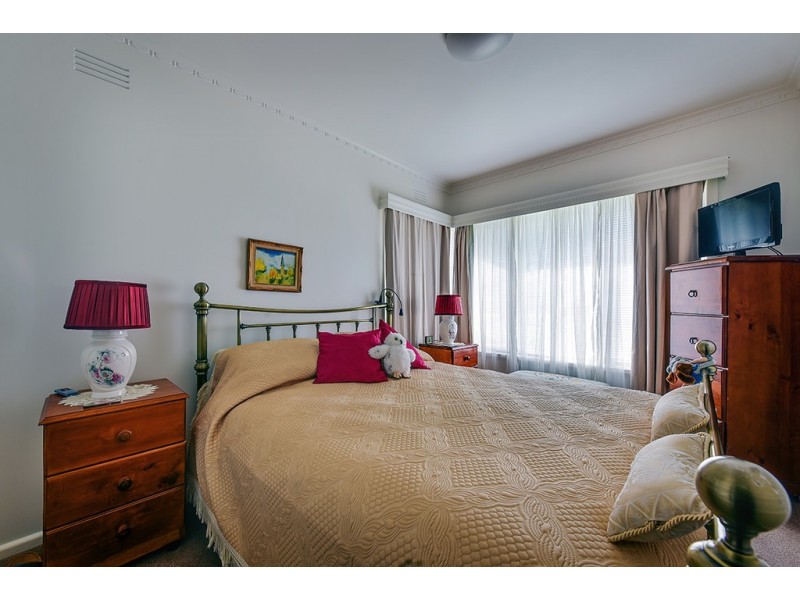 15 Capes Road, Lakes Entrance VIC 3909