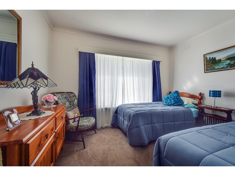 15 Capes Road, Lakes Entrance VIC 3909
