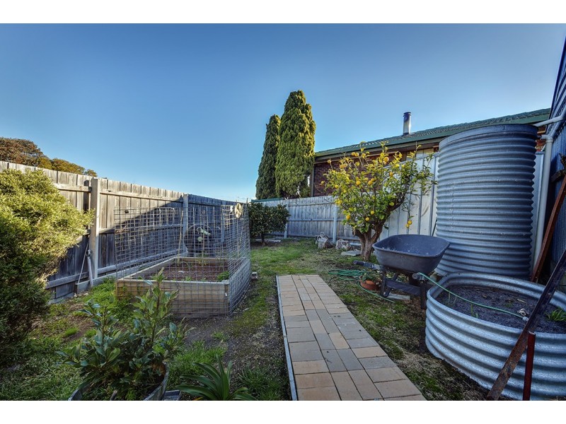 15 Capes Road, Lakes Entrance VIC 3909