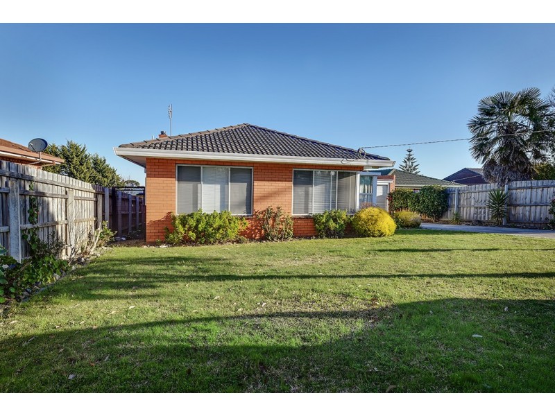 15 Capes Road, Lakes Entrance VIC 3909