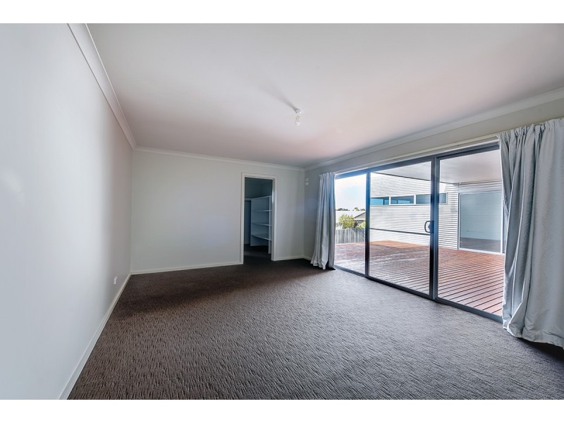 52 Albatross Road, Lakes Entrance VIC 3909