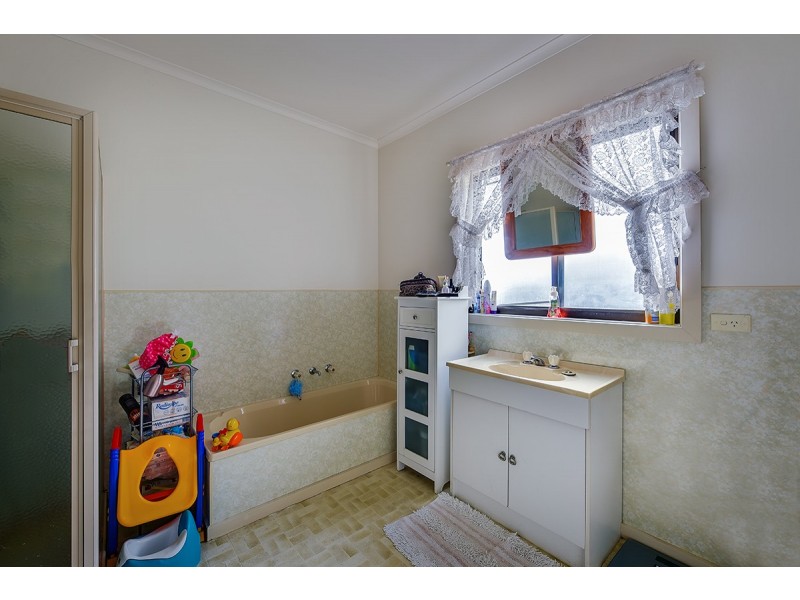 5 Phillips Street, Lakes Entrance VIC 3909