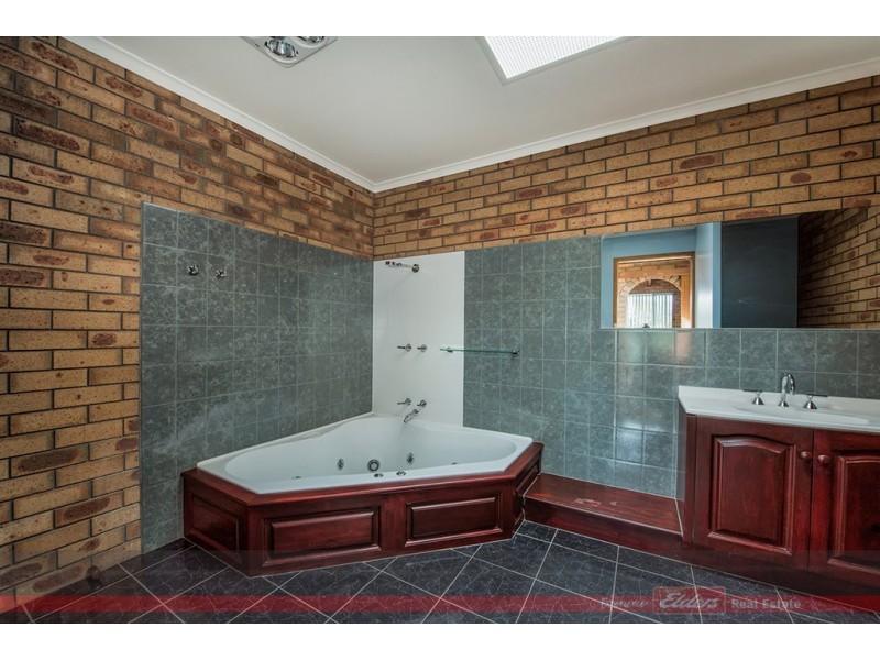 19 PERIWINKLE DRIVE, Lakes Entrance VIC 3909