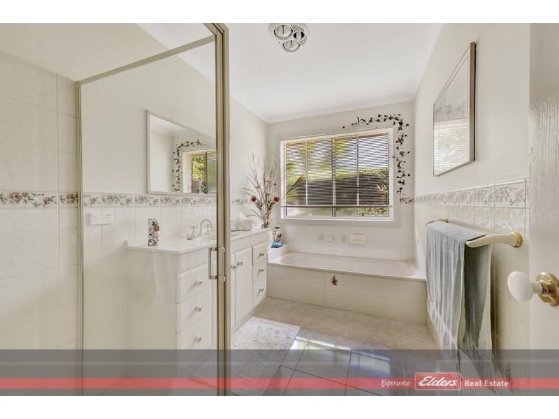 9 Clematis Court, Lakes Entrance VIC 3909