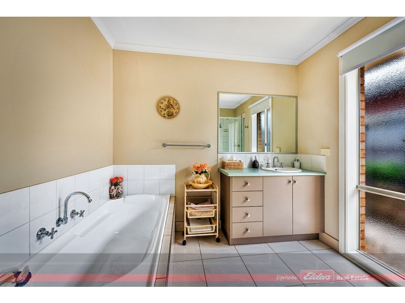 25 Norman Court, Lakes Entrance VIC 3909