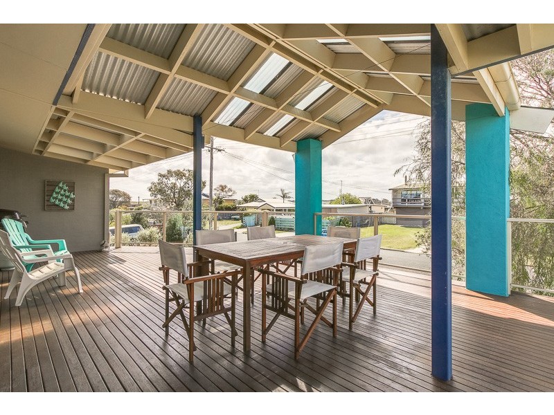 18 Lakeside Drive, Lake Tyers Beach VIC 3909