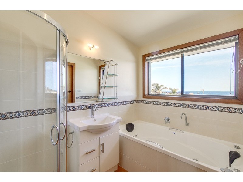 18 Lakeside Drive, Lake Tyers Beach VIC 3909