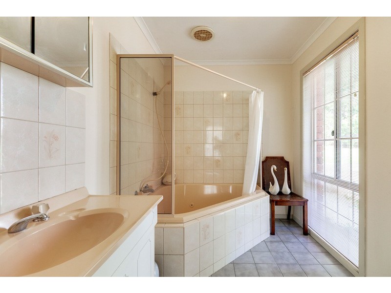 12 Margaret Court, Kalimna VIC 3909