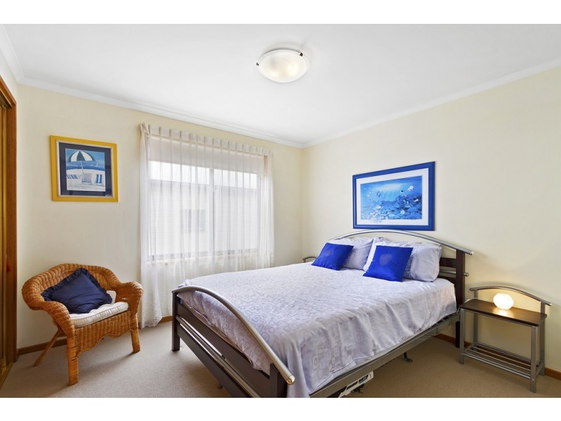 16 Ocean View Parade, Lakes Entrance VIC 3909