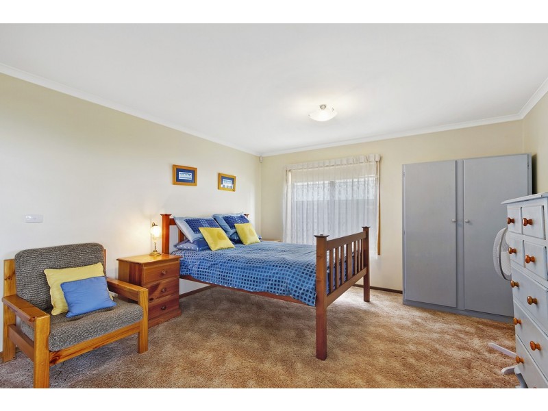 16 Ocean View Parade, Lakes Entrance VIC 3909