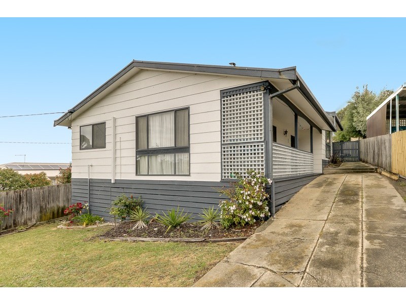 19 West Crescent, Lakes Entrance VIC 3909