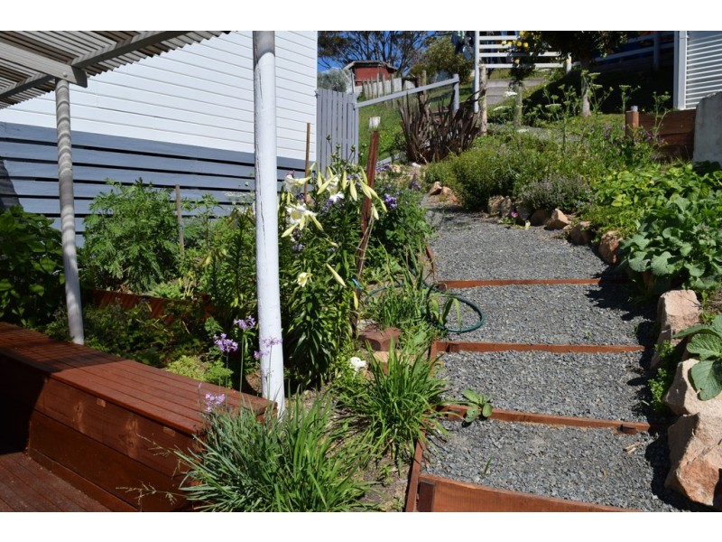 19 OUTLOOK AVENUE, Lakes Entrance VIC 3909