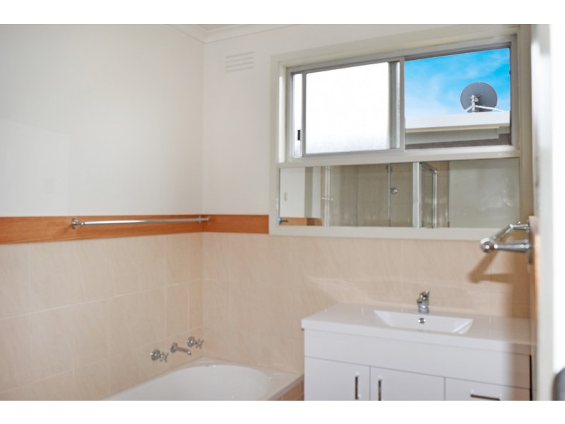 8 Nautilus Way, Lakes Entrance VIC 3909