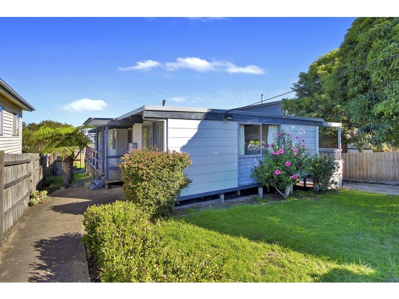 49 Capes Road, Lakes Entrance VIC 3909