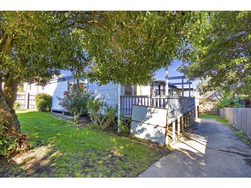49 Capes Road, Lakes Entrance VIC 3909