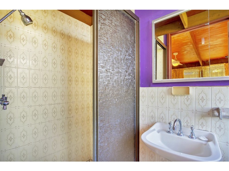 49 Capes Road, Lakes Entrance VIC 3909