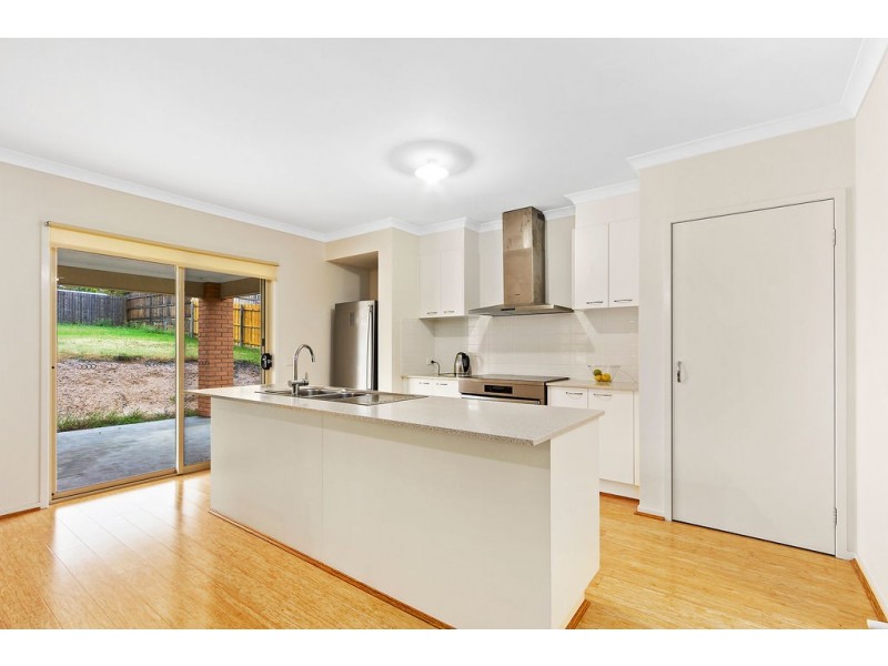 8 Lawson Drive, Lakes Entrance VIC 3909