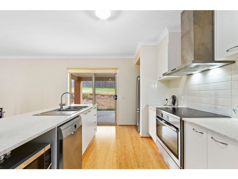 8 Lawson Drive, Lakes Entrance VIC 3909