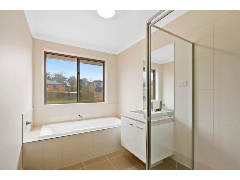 8 Lawson Drive, Lakes Entrance VIC 3909