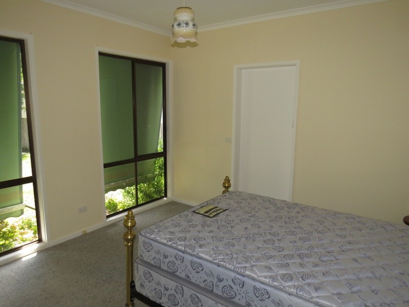 18 HEATHERLEA GROVE, Lakes Entrance VIC 3909