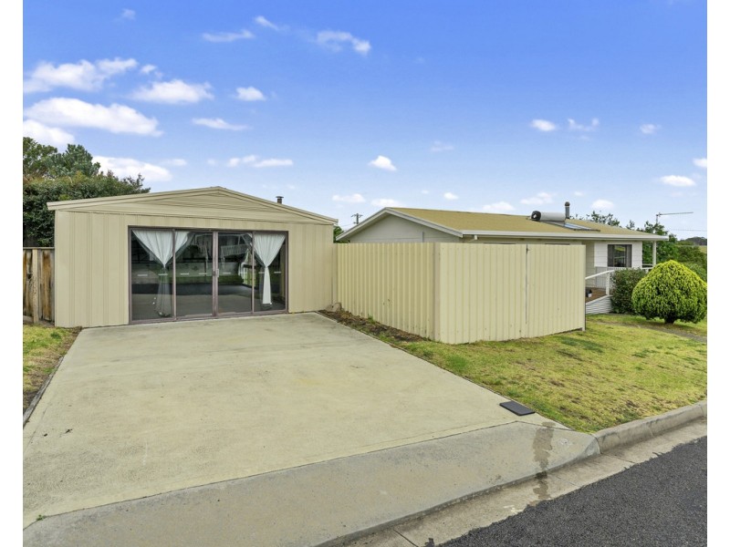 20 NAUTILUS WAY, Lakes Entrance VIC 3909
